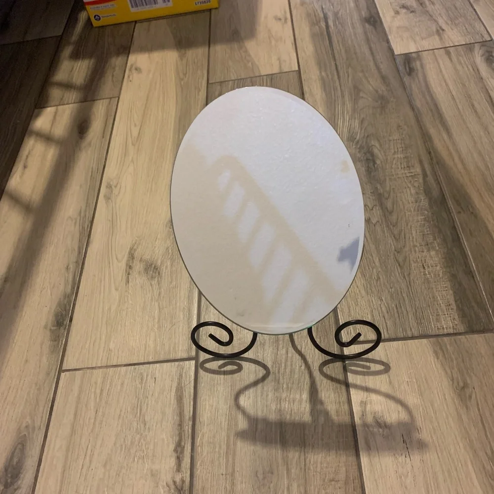 Cute elegant mirror with fancy sturdy legs